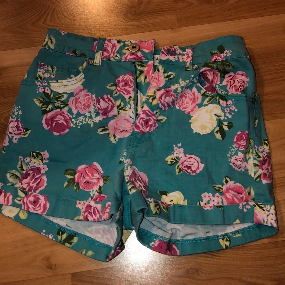 FLORAL MOM SHORTS